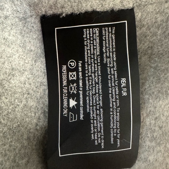 GORSKI Gray Cape with Plush Fur Trim - Picture 3 of 15